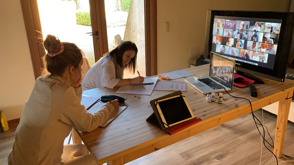 Alumnas siguiendo en directo por Zoom la formación online de profesores de Kundalini Yoga de Omana Yoga