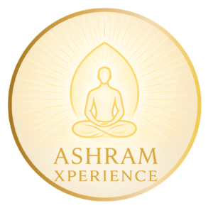 Logo del retiro Ashram Xperience de Omana Yoga, parte de la formación de Kundalini Yoga 2027